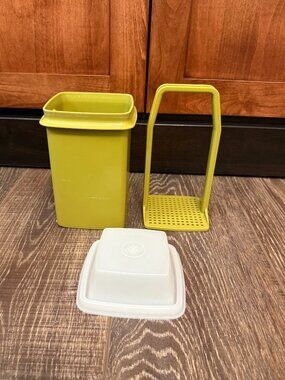 Tupperware Pick-A-Deli Pickle Container